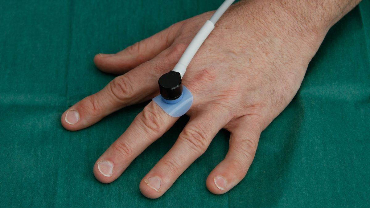 tcpO2-Messung: Sonde am Messpunkt Finger / Hand